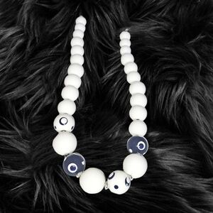 🎄10/$20.  White and Blue Beads Necklace